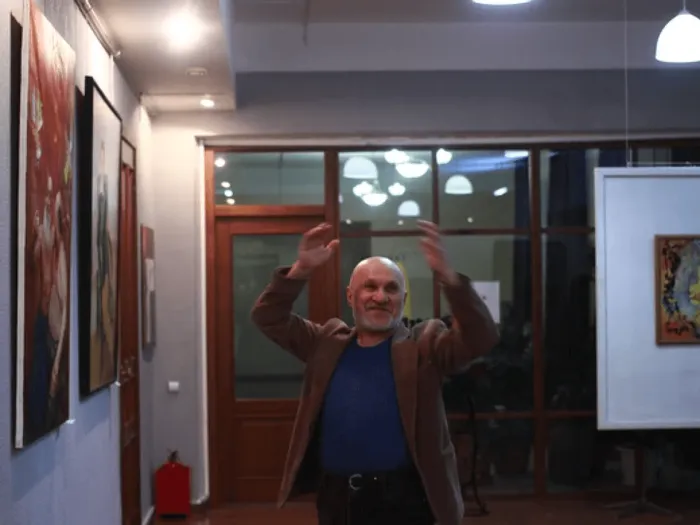 668076_cdbb6806895e4430b84e95f0b3bf6d34_mv2