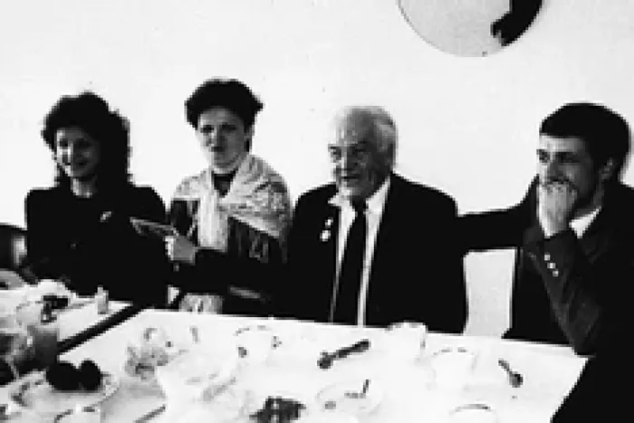 668076_bf7f1b28ff5141b59c7dd8543eaae700_mv2_d_2560_1707_s_2